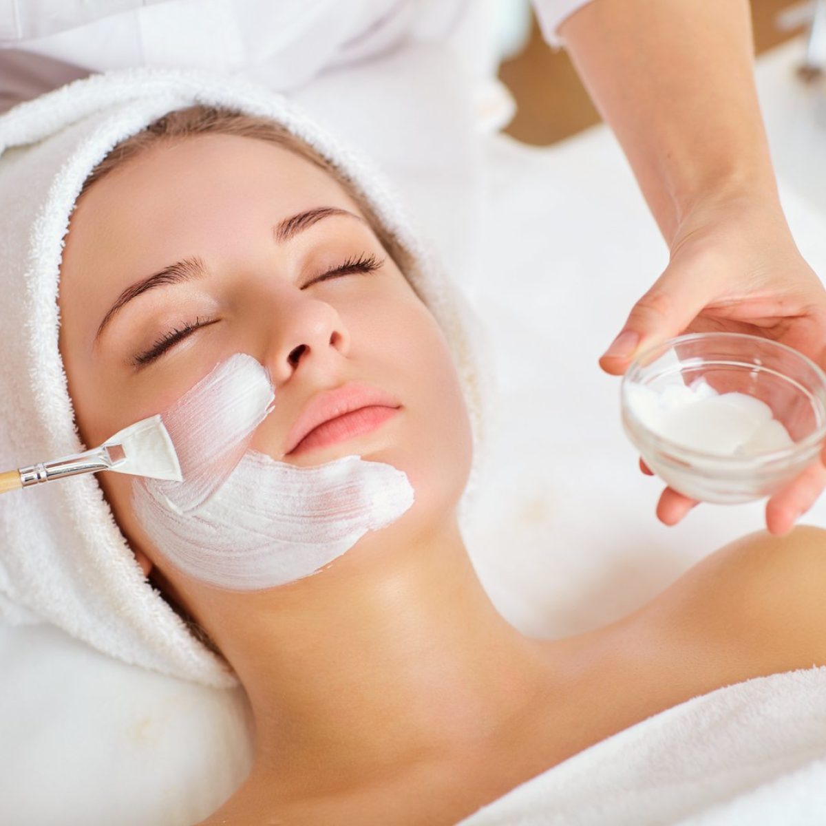 Woman-in-mask-on-face-in-spa-b.jpg